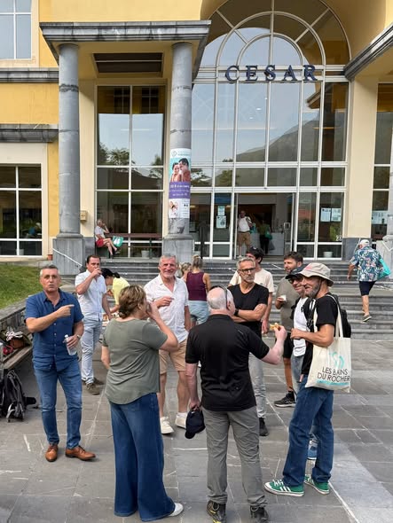 Membres du Collectif des Championnes et Champions Français échangeant devant les Thermes César