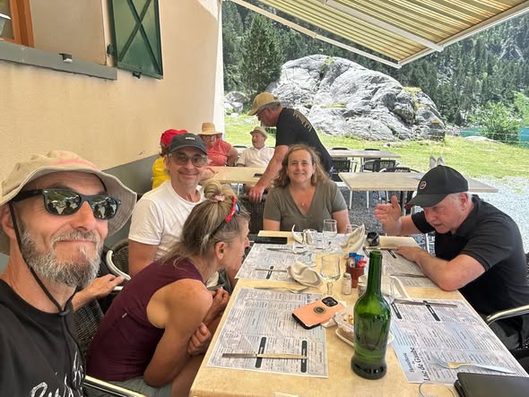 Membres du collectif réunis autour d’un repas pendant leur séjour à Cauterets