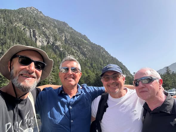 Quatre membres du collectif réunis pendant une sortie en montagne