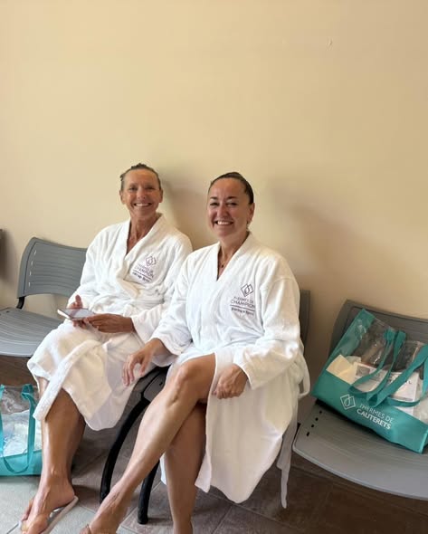 Anne et Evelyne, nageuses de natation artistique Masters, lors de leur visite aux Thermes de Cauterets en août 2026