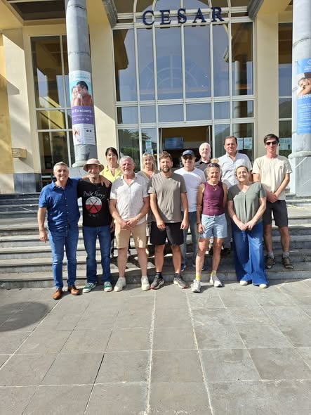 Membres du Collectif des Championnes et Champions Français accueillis devant les Thermes César en juin 2026